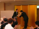 佐藤前会長へ花束贈呈